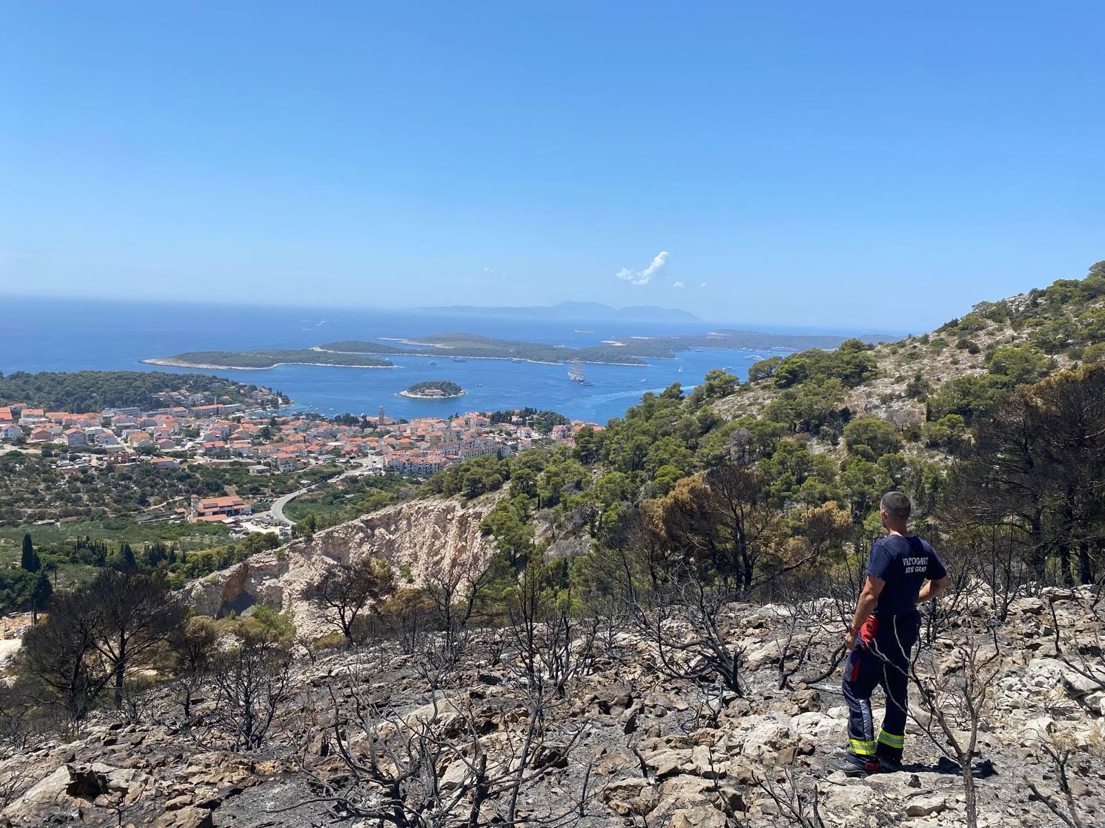 Vatrogasac na opožarenom terenu iznad Staroga Grada