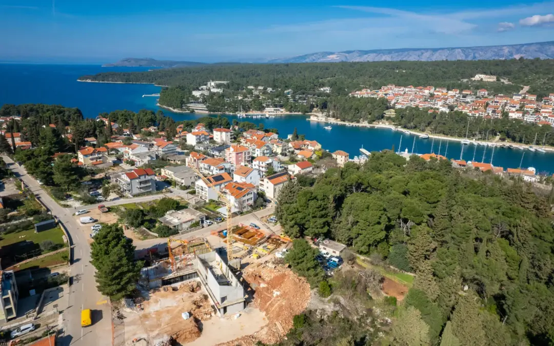 Pogled iz zraka na gradilište Hvar Risk Centera i Stari Grad