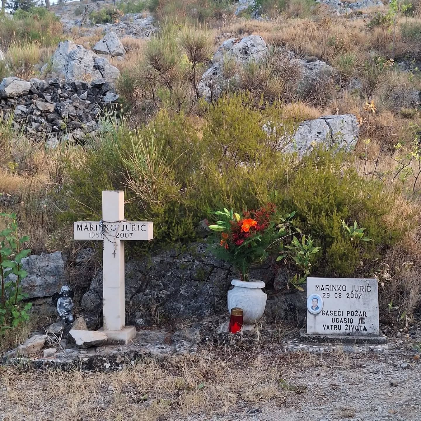Spomen-obilježje vatrogascu Marinku Juriću