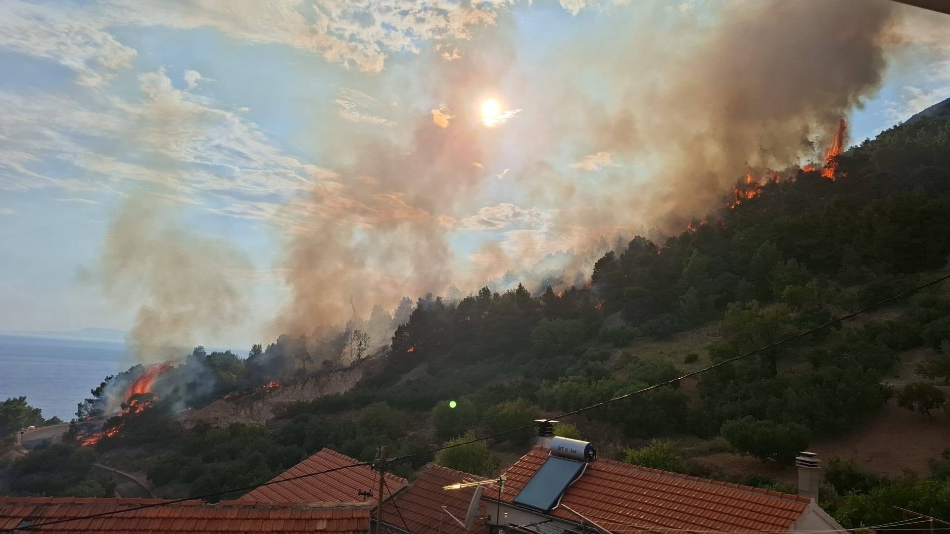 Požar u Svetoj Nedjelji s vidljivim plamenom i dimom.