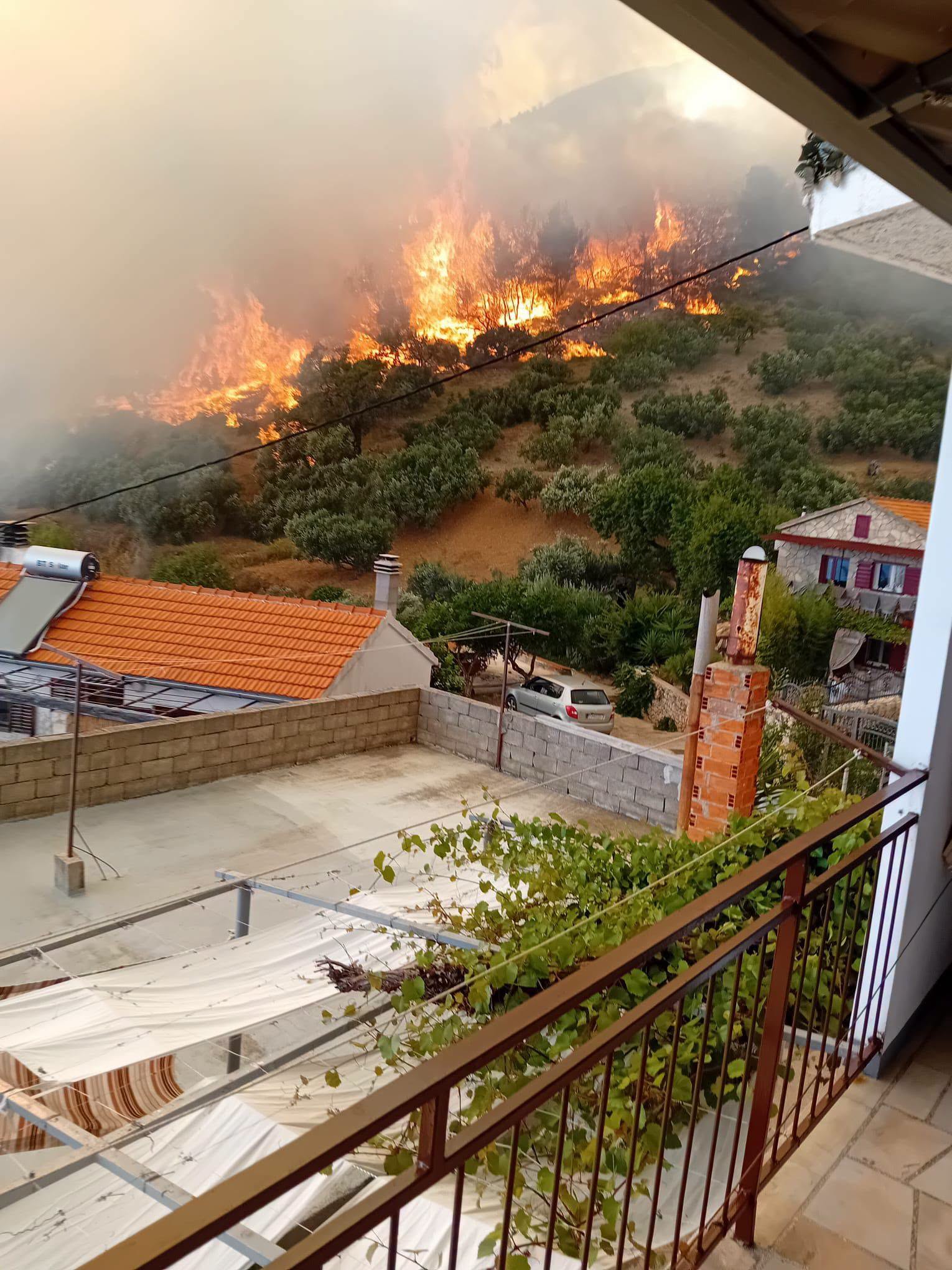 Požar u Svetoj Nedjelji s vidljivim plamenom i dimom.
